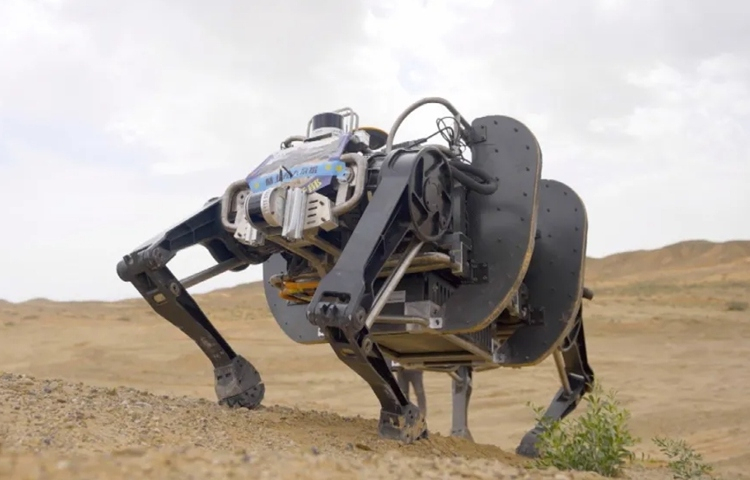 Китай представил «самого большого в мире» четвероногого военного робота — выглядит устрашающе