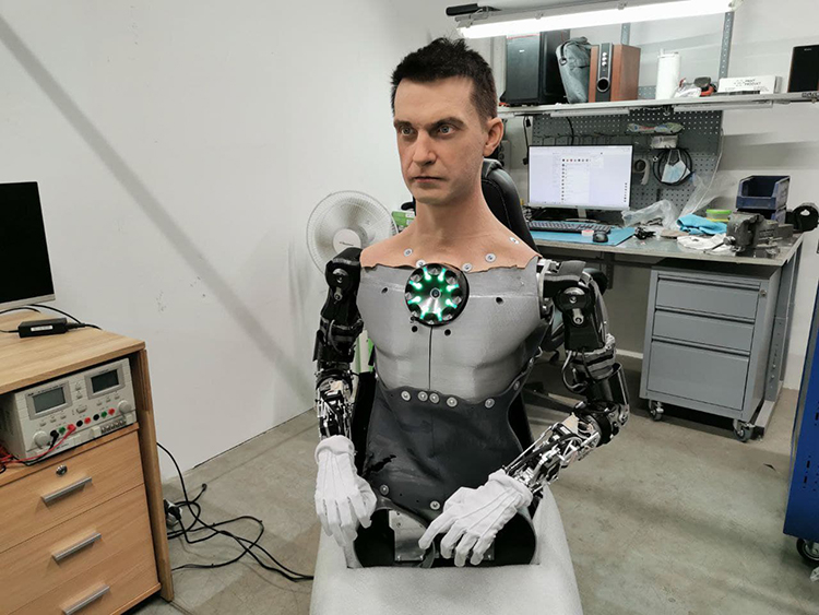 Пермская «Промобот» показала робота Robo-C-2, который умеет выражать эмоции — скоро он появится в МФЦ и торговых центрах