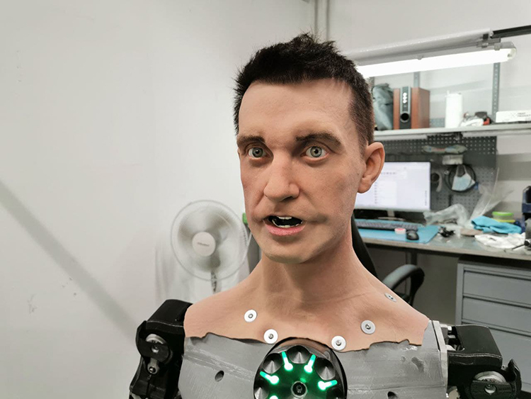 Пермская «Промобот» показала робота Robo-C-2, который умеет выражать эмоции — скоро он появится в МФЦ и торговых центрах