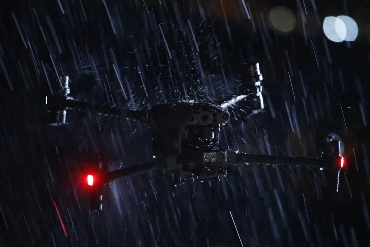 Представлен дрон DJI M30 — он может летать под проливным дождём, имеет мощную камеру и стоит от $10 000
