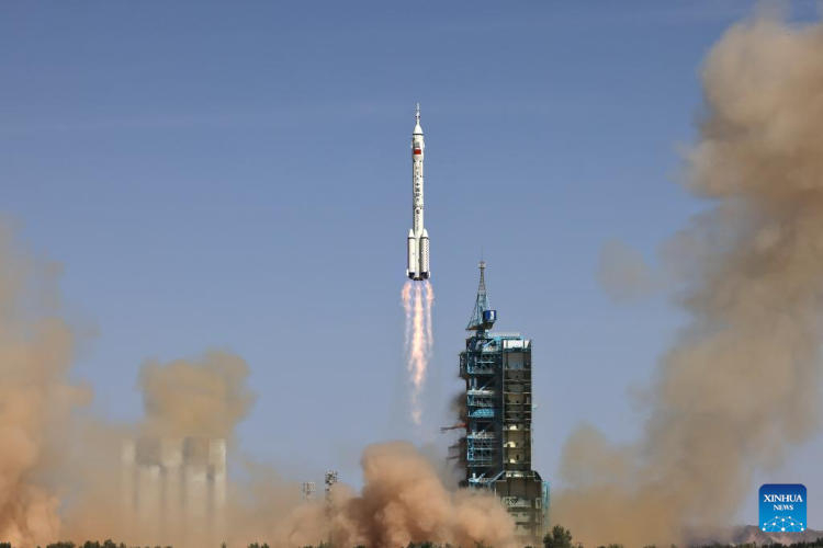 Китайский пилотируемый корабль «Шэньчжоу-14» успешно стартовал к орбитальной станции