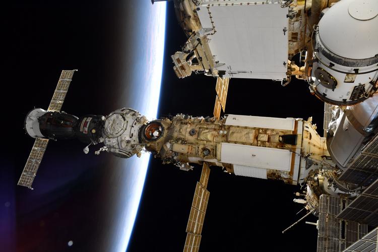 Российские космонавты вчера совершили выход в открытый космос, и он пошёл не по плану