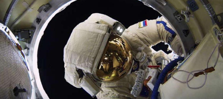 Российские космонавты в открытом космосе подготовили к работе европейский роботизированный манипулятор