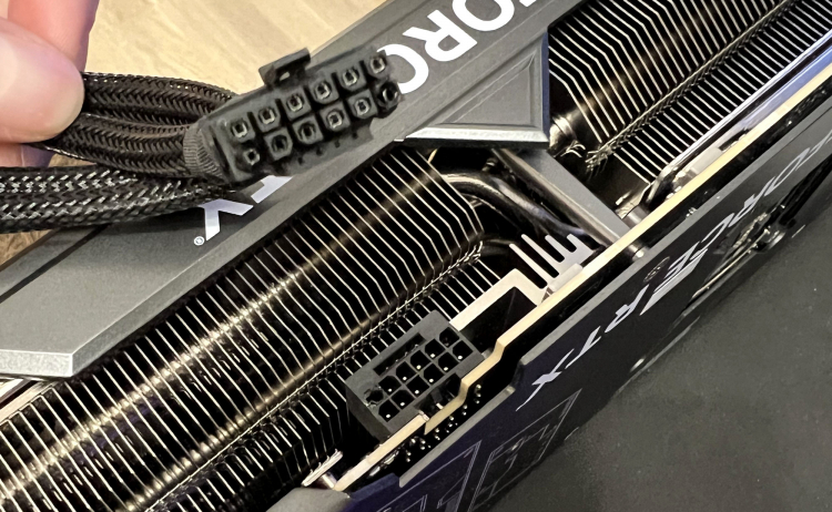 NVIDIA расследует инциденты с расплавившимися разъёмами питания у GeForce RTX 4090