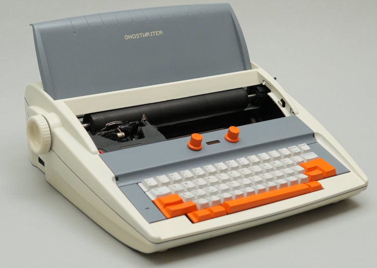 Энтузиаст создал умную печатную машинку Ghostwriter на базе ИИ — с ней можно вести переписку