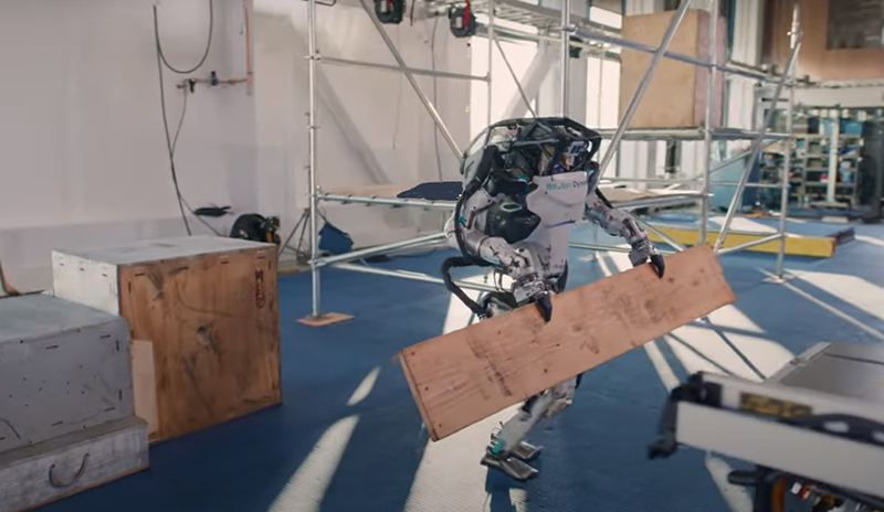 Boston Dynamics показала, как двуногий робот Atlas кидает в человека сумку с инструментами