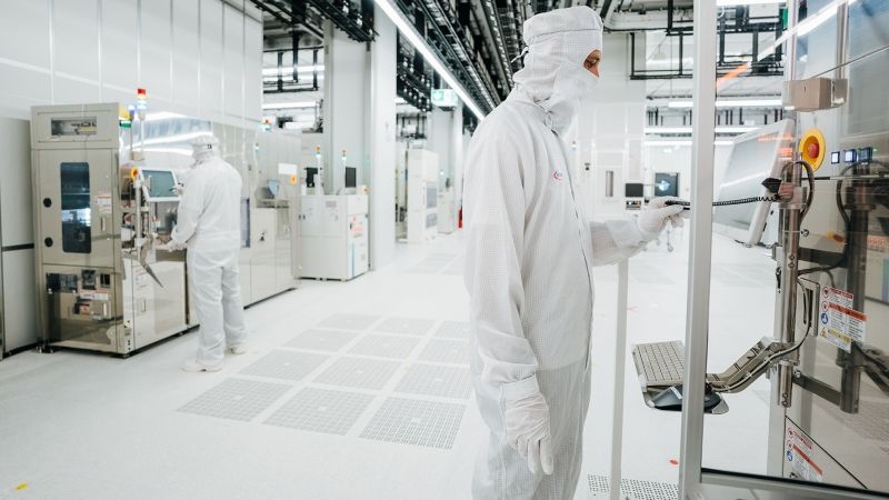 Infineon поднял прогноз по годовой выручке на фоне успехов в сегменте чипов для авто и промышленности
