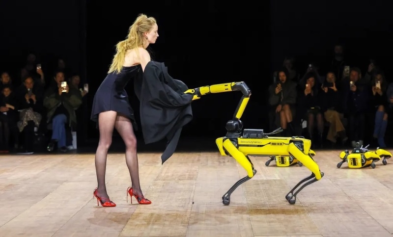 Робопсы Boston Dynamics приняли участие в модном показе Coperni в Париже