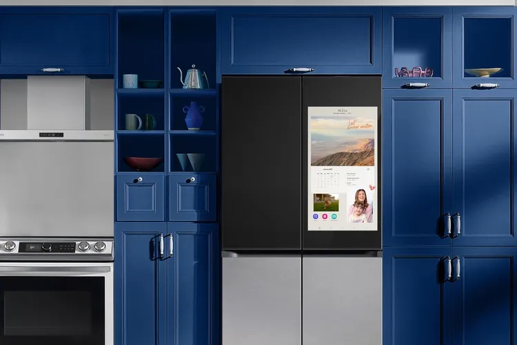 Samsung выпустила 32-дюймовый планшет, к которому прикреплён холодильник