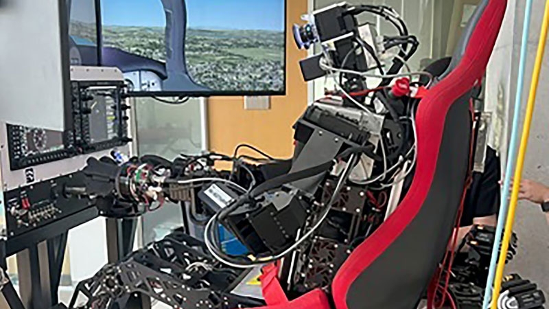 Создан первый в мире гуманоидный робот-пилот — он сможет управлять любым человеческим транспортом