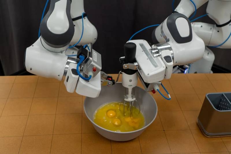 Toyota научила роботов готовить завтраки, просто показав, как это делать