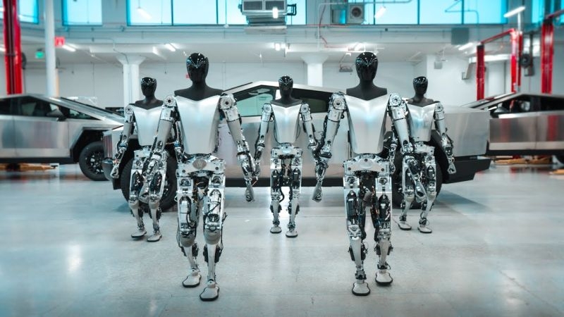 Поставки человекоподобных роботов Tesla Optimus начнутся в следующем году, пообещал Маск 