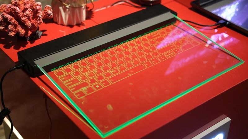 Lenovo показала концептуальный ноутбук с прозрачным MicroLED-дисплеем 