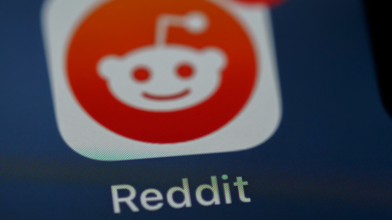 Акции Reddit подорожали на 48 % в день дебюта на бирже 
