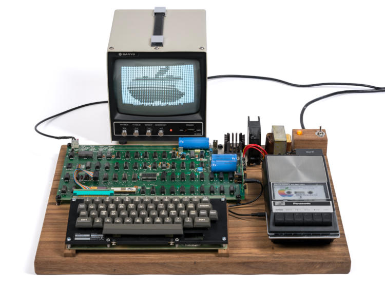 На аукцион выставят редкий компьютер Apple-1 с автографом Стива Возняка на процессоре